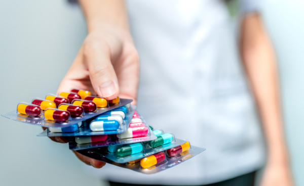 O descarte correto de medicamentos - em postos autorizados, nas farmácias e nas drogarias - evita uma série de problemas sociais e ambientais.