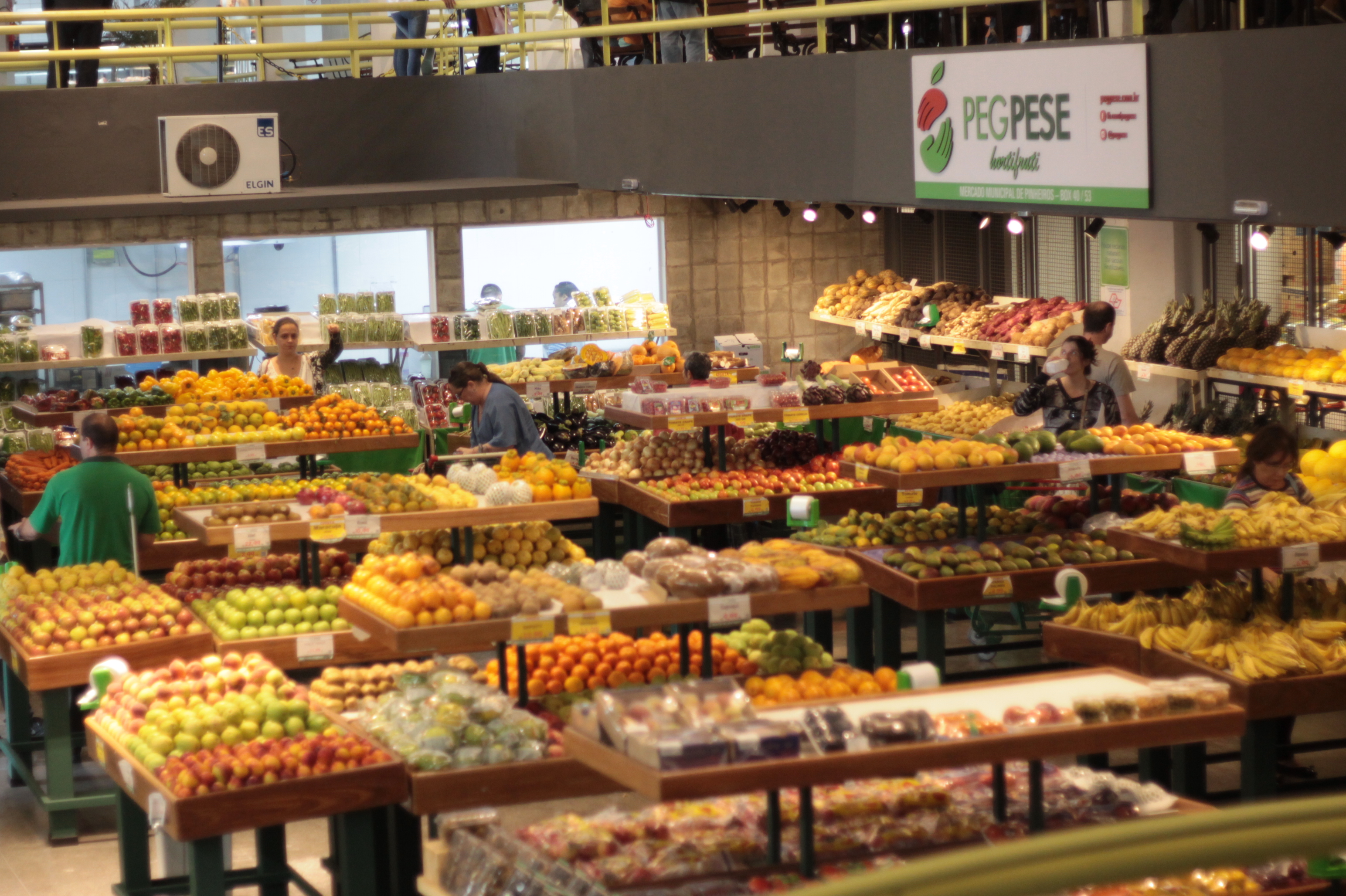 Frutas, verduras e legumes expostos em um mercado