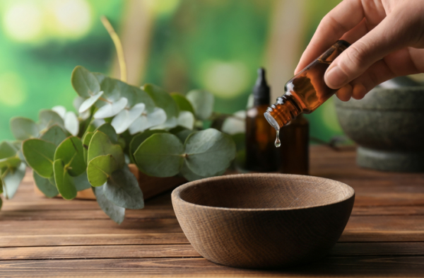 A aromaterapia é uma medicina alternativa que utiliza os óleos essenciais.