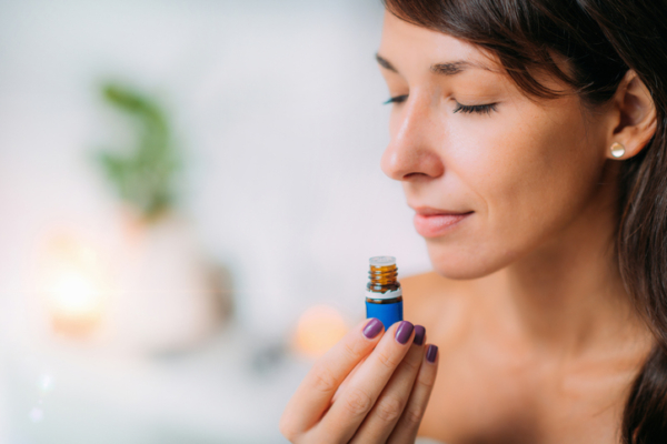 Os benefícios da aromaterapia são múltiplos, tudo depende da essência escolhida e da necessidade de cada indivíduo.