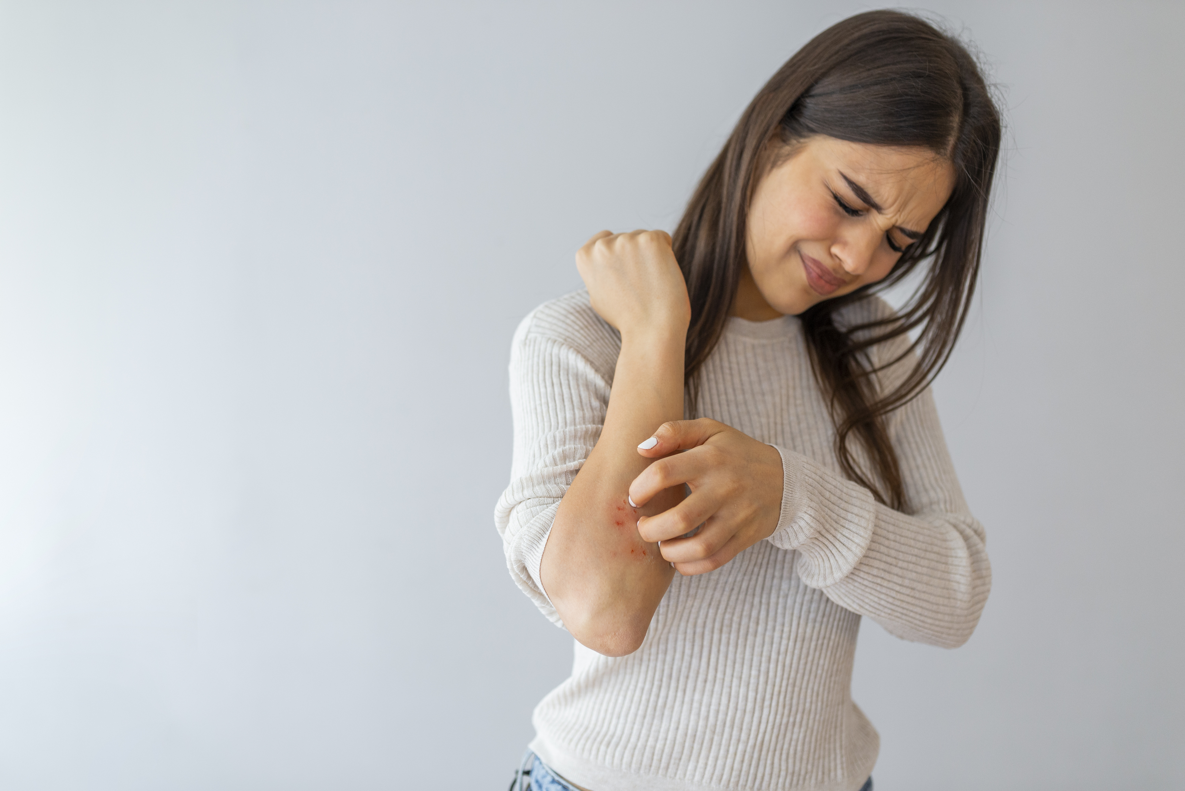 A dermatite e psoríase são doenças facilmente confundidas, pois seus sintomas são muito semelhantes.