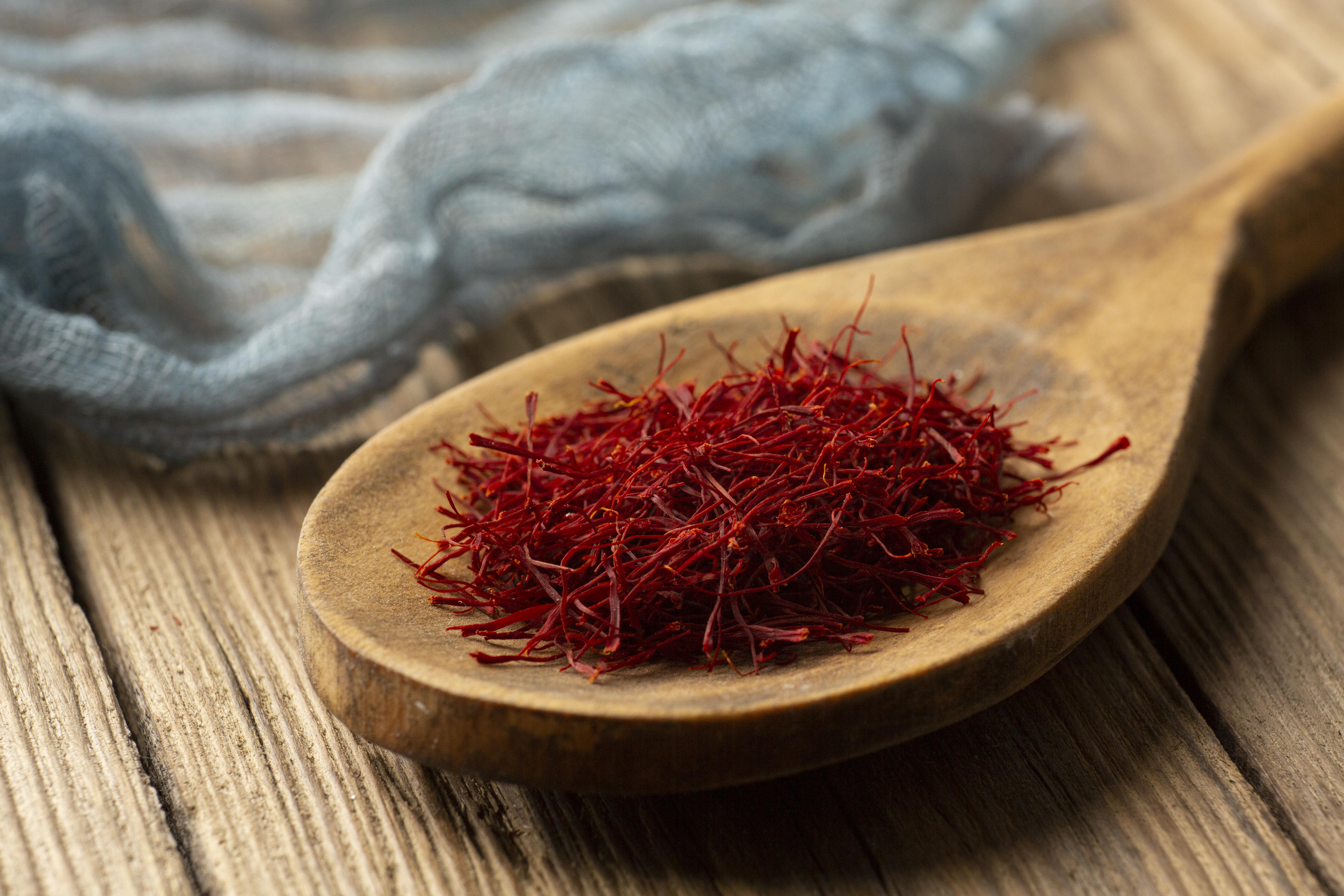 O açafrão é conhecido por sua cor dourada distinta e seu aroma e sabor únicos, que são descritos como sutis, florais e um pouco terrosos. (Foto: Freepik)